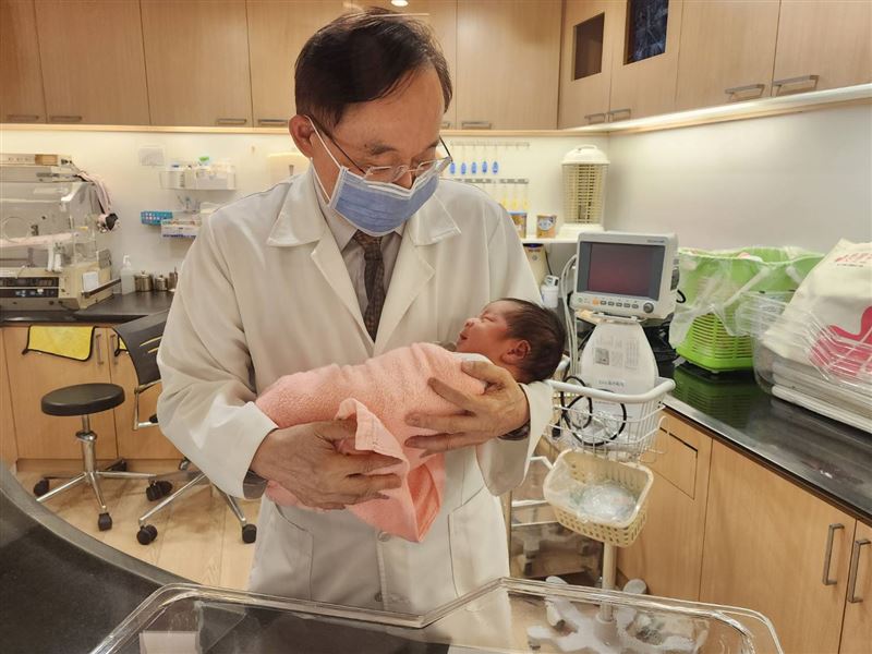 生不如死衝擊婦產科!他40年接生3萬嬰兒,名醫潘俊亨縮2/3人力求生。(圖/記者鍾志鵬攝影)