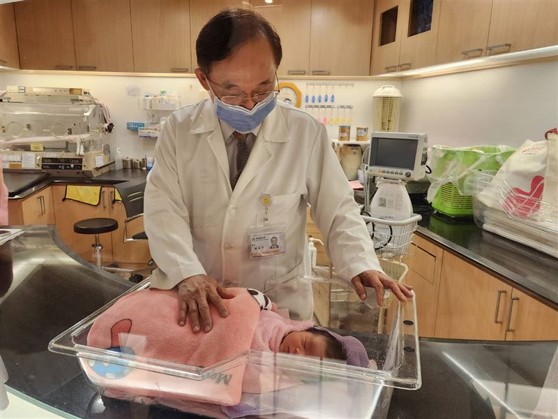 生不如死衝擊婦產科!他40年接生3萬嬰兒,名醫潘俊亨縮2/3人力求生。(圖/記者鍾志鵬攝影)