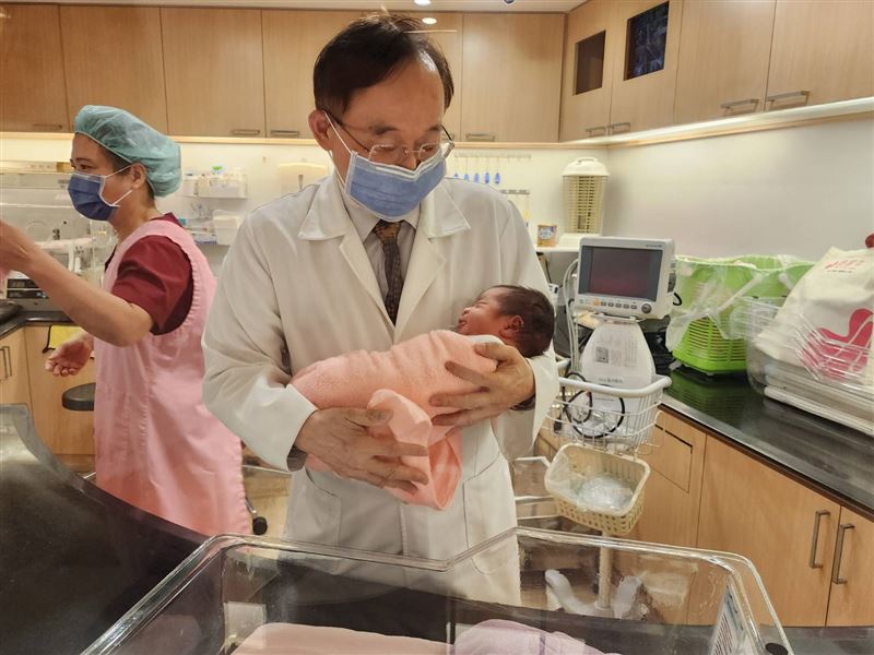 生不如死衝擊婦產科!他40年接生3萬嬰兒,名醫潘俊亨縮2/3人力求生。(圖/記者鍾志鵬攝影)