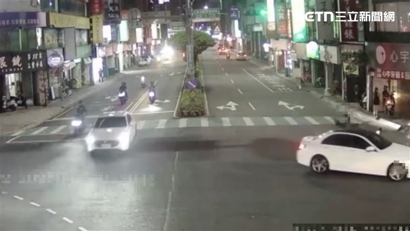 三重區重新路發生嚴重碰撞車禍,小客車左轉時與直行機車猛烈撞擊,機車噴飛滑入騎樓波及店家,場面驚悚