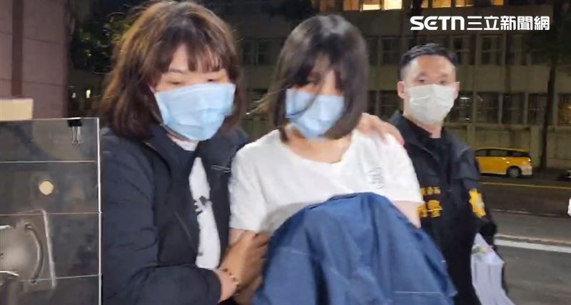 前北市社會局38歲江姓女社工(中),涉嫌利用職務之便侵吞5名受監護長者存款,總金額超過1200萬。(圖/翻攝畫面)