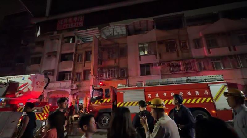 高雄前鎮佛道路一處外籍移工宿舍22日深夜發生火警,大批趕抵現場佈線搶救。(圖/翻攝畫面)