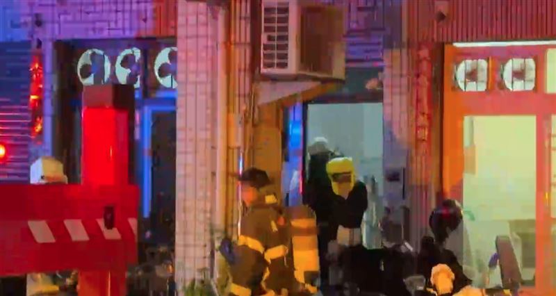 受困的女移工在警消使用共生面罩後平安脫困。(圖/翻攝畫面)