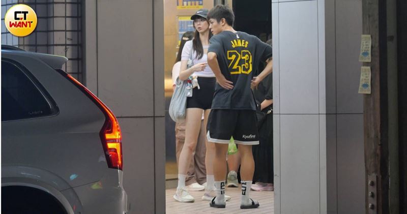 邱以太與伊林模特兒徐逸婷深夜甜蜜約會。（圖／CTWANT）
