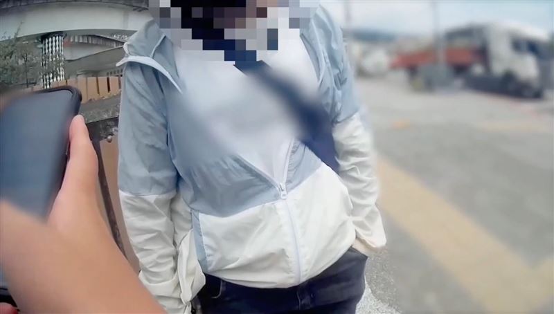 台北市南港區南港路一段與經貿二路口一名48歲董姓女子騎車搖晃且違規,遭到員警上前攔查。(圖/翻攝畫面)