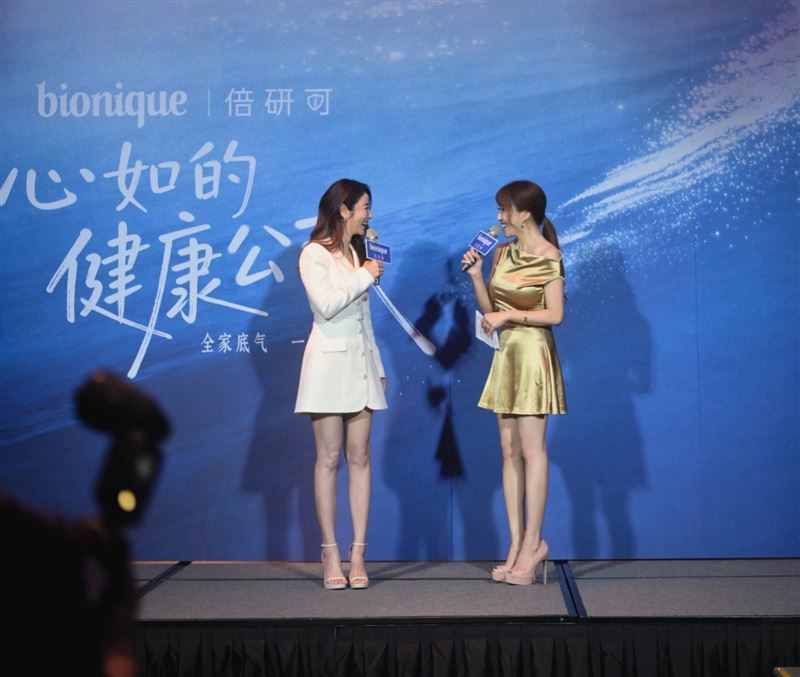 林心如(左)與佩佩月初公開現身。(圖/佩佩提供)