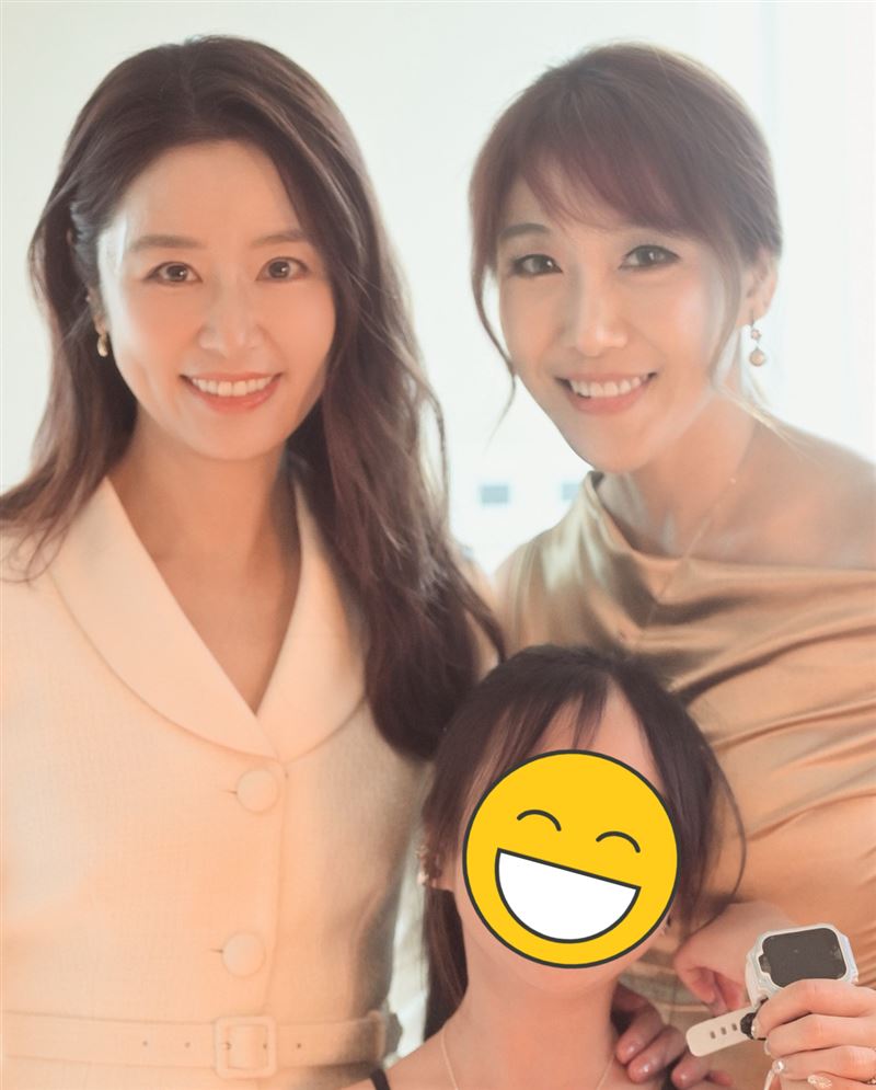 林心如(左)與佩佩及佩佩女兒咪咪獎。(圖/佩佩提供)