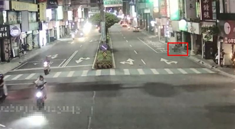 騎士蕭男翻滾到20多公尺外。(圖/翻攝畫面)