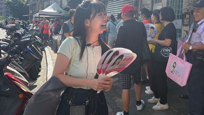 「莫羽静與她的墨水故事」粉專說,民調最驚人的是內湖南港,靠實力硬把弱勢選區,刷到翻盤變成優勢選區的女人真的完全不能小看。(圖/翻攝自高嘉瑜臉書)