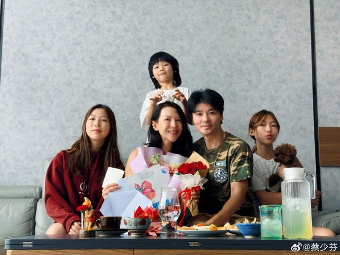蔡少芬於2008年與張晉結婚,兩人婚後育有2女1子。(圖/翻攝自微博)