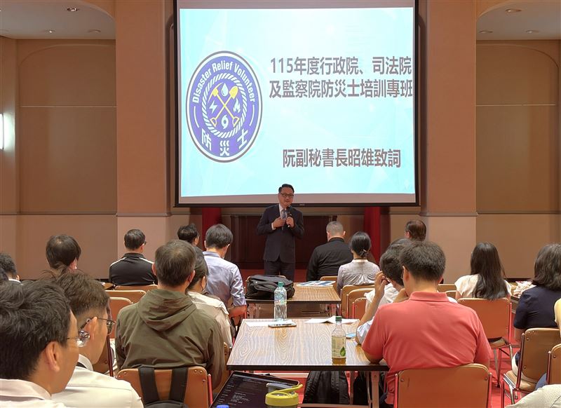 內政部今(23)日於行政院舉行「115年度行政、司法、監察三院防災士聯合培訓專班」開訓典禮,行政院副秘書長阮昭雄特別出席。(圖/內政部提供)