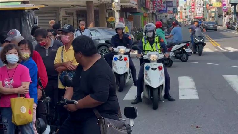員警在周邊道路取締違規停車(圖/翻攝畫面)