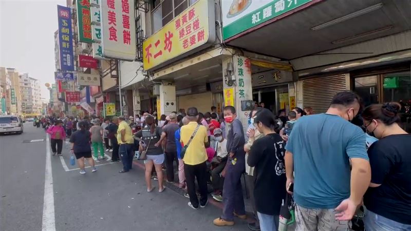 彰化排隊名店「不二坊」蛋黃酥買氣爆棚,現場湧現綿延超過200公尺的搶購人潮。(圖/翻攝畫面)