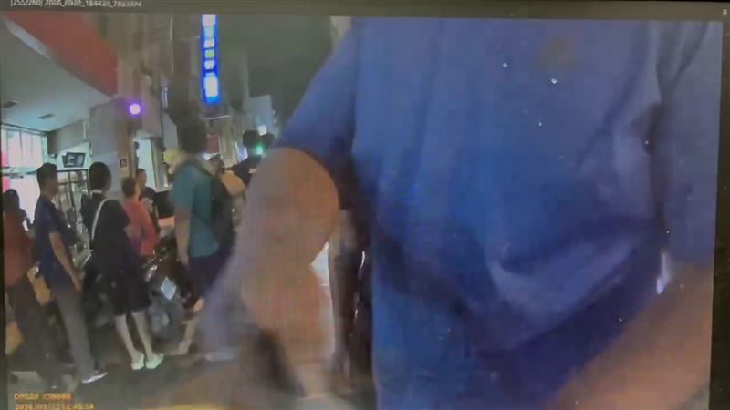 機車騎士與排隊民眾發生糾紛。(圖/翻攝畫面)