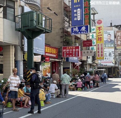 店家自 21 日起恢復開放民眾現場排隊購買,隨即引爆恐怖人潮,長長人龍甚至一度綿延超過 200 公尺。(圖/翻攝畫面)