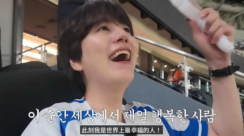 圭賢看見自己的團體作品在台北大巨蛋被熱力演繹,在字幕上感動打上「此刻我是世界上最幸福的人」。(圖/翻攝自YouTube-규현 KYUHYUN頻道)