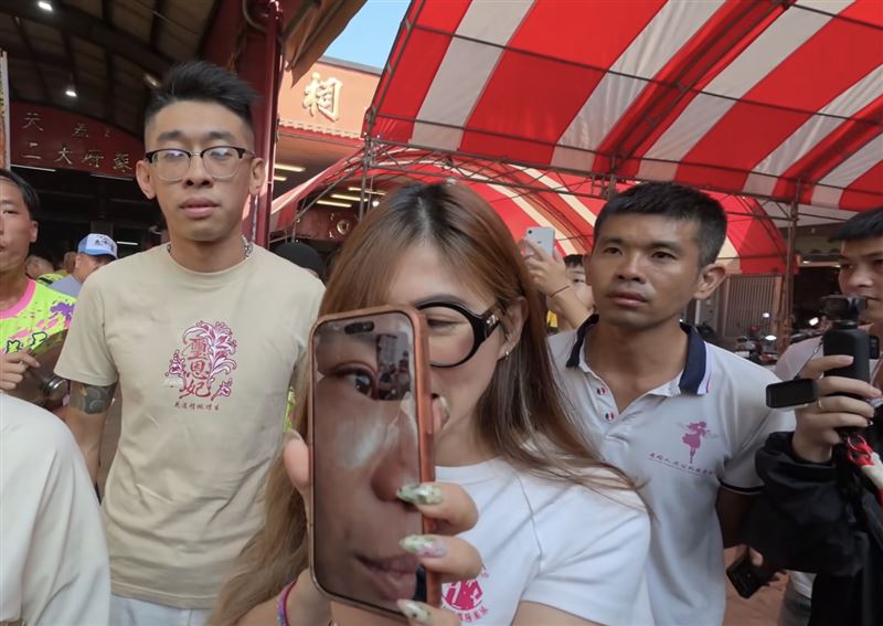被放鳥當天，被騙的禮生、陣頭電話聯繫蘇男，但都是各種藉口拖延時間。（圖／翻攝自狂人JoJo Youtube）