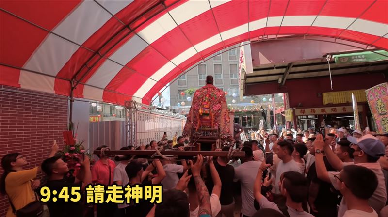 確定等不到蘇男，先將神尊請走。（圖／翻攝自狂人JoJo Youtube）