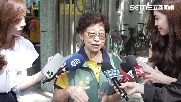 金峰魯肉飯老闆娘蘇月雲，談及對沈伯洋的印象笑著說道「我是覺得他好像我們家的小孩子」。（圖／翻攝畫面）