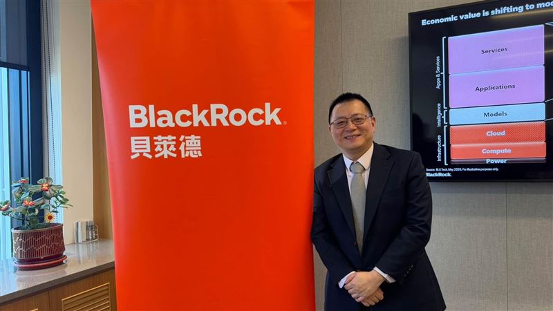 AI普及率破56%迎來「超級週期」。貝萊德亞太區首席策略師貝皞晨指出,AI投資具強大現金流支撐,並無泡沫疑慮。他提出「眾星拱月」戰略:除了重壓AI核心算力,更需圍繞AI布局電力基建與銅鋁礦業,並透過黃金對沖風險,三大金脈將是長線資產增值的關鍵。(圖/記者師瑞德攝影)