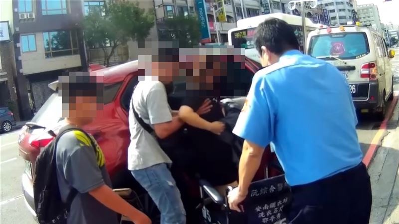 在員警協助開道下,陳男載著未婚妻趕抵醫院急救。(圖/翻攝畫面)