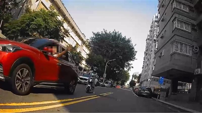 陳男揮手向路過員警求救。(圖/翻攝畫面)