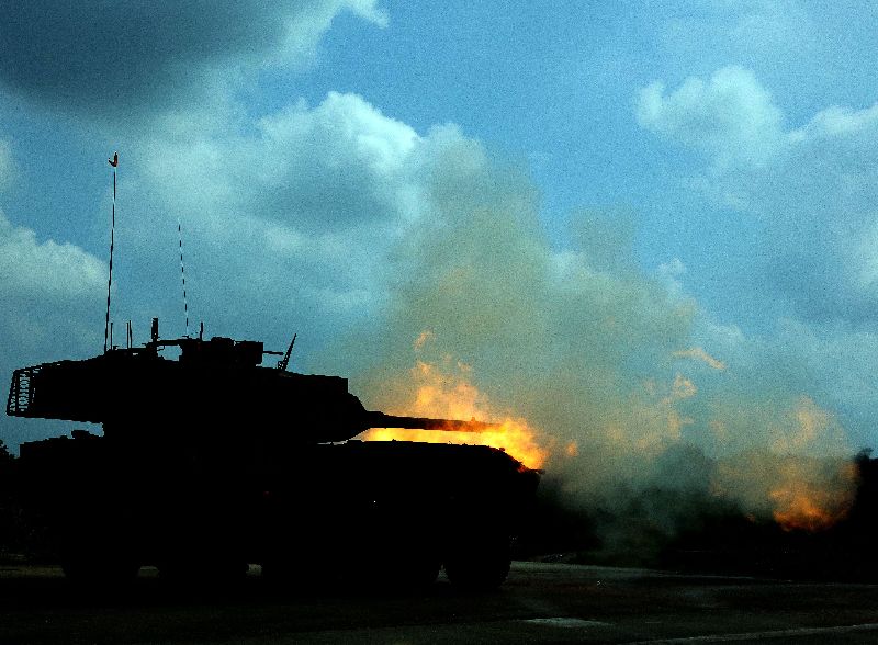 國防部軍備局23日在陸軍南測中心進行105公厘輪型戰車量產車型性能展示,這次實彈射擊共射擊6發105公厘高爆戰防曳光彈。(圖/中央社)