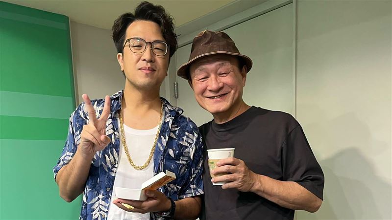 沈伯洋同框陳慕義！雙方都是「拖鞋一族」