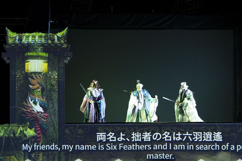 光雕投影布袋戲吸引許多日本朋友前來欣賞。攝影/李欣哲、劉千鈺。(圖/文化部提供)