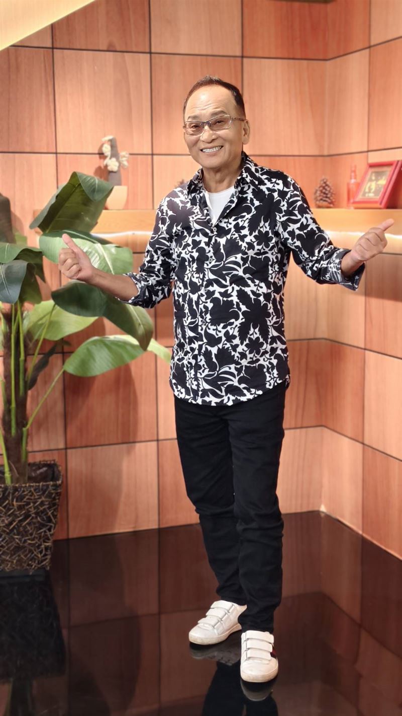 近期孔鏘將與相識40多年的林淑容攜手舉辦巡迴演唱會，孔鏘豪氣笑說，林淑容的歌「任何一首我都可以倒著彈」。（圖／年代提供）