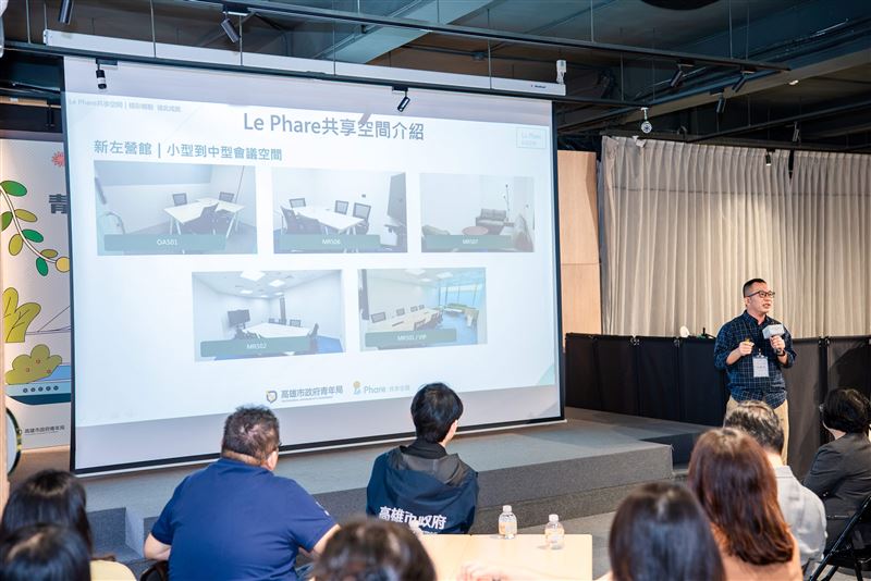 「Le Phare共享空間」執行長倪偉忠於交流會中分享場域特色及創業支持資源,提供青年團隊多元的進駐選擇與交流機會。(圖/高雄青年局提供)