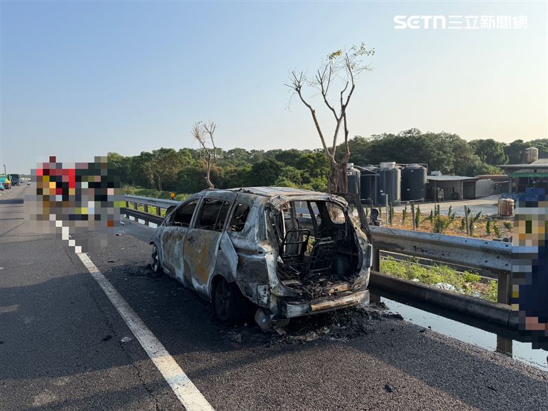 國道1號彰化北斗路段火燒車,警消到場時,駕駛已不見人影。(圖/翻攝畫面)
