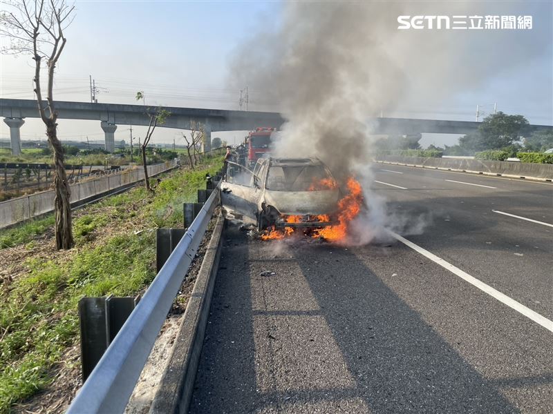 國道1號彰化北斗路段火燒車,停在路肩的轎車燒成火球。(圖/翻攝畫面)
