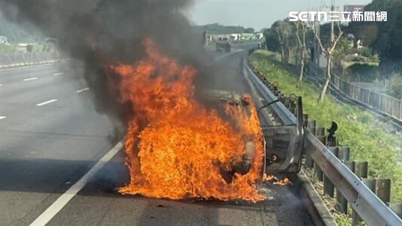 國道1號彰化北斗路段火燒車,停在路肩的轎車燒成火球。(圖/翻攝畫面)