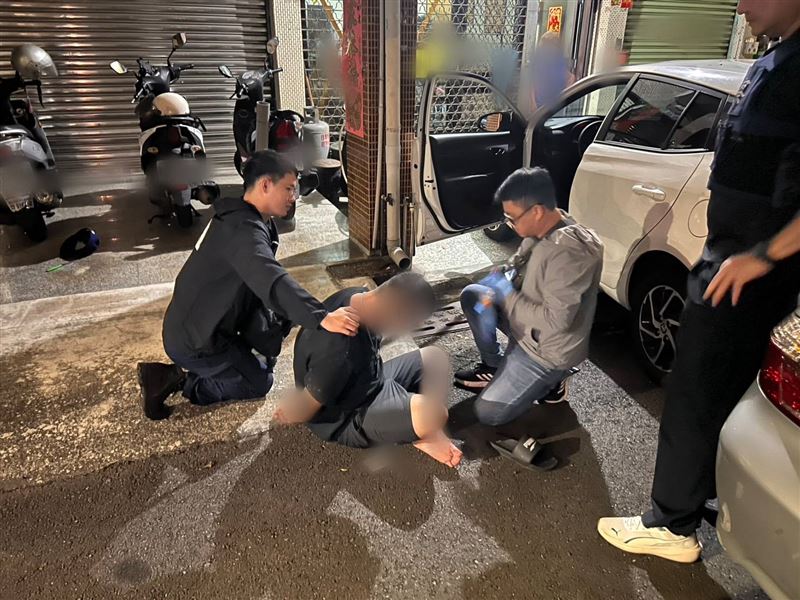 吳男在母親勸說後，下車被警方逮捕。（圖／翻攝畫面）