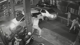 擁槍猛撞警車！媽媽一句話成功勸降