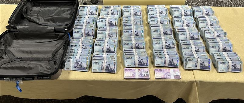 檢調搜索楊姓樁腳處所,查扣現金1526萬、69盒燕窩禮盒,遭法院裁定羈押禁見。盒(圖/翻攝台中地檢署提供)