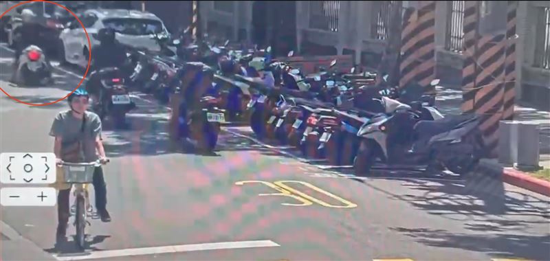台北市內湖區內湖路一段285巷昨（22日）中午一名男子騎車一半身體不適自摔在地。（圖／翻攝畫面）