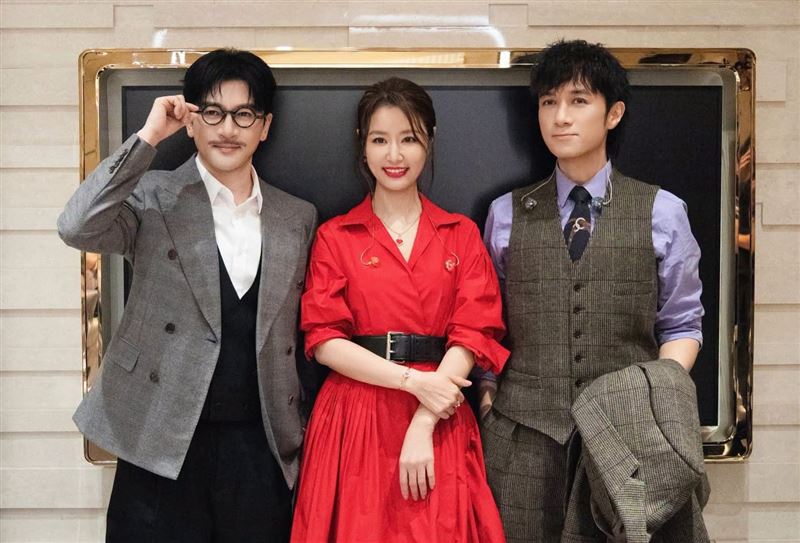 一起主演電視劇《情深深雨濛濛》的蘇有朋(左起)、林心如、與古巨基,睽違20多年後再度同框,造型也力求還原當年劇中角色的神韻。(圖/翻攝自Ruby林心如臉書)