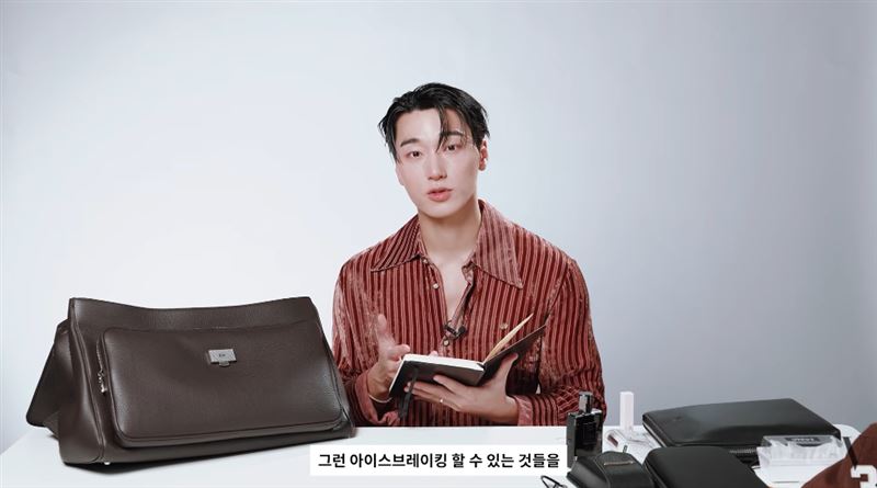 崔傘日前登上YouTube頻道《Vogue Korea》的「What's in my bag」單元公開包包私物。(圖/翻攝自YouTube-VOGUE KOREA頻道)