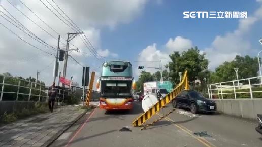 只顧看導航!遊覽車撞斷2.3米限高架