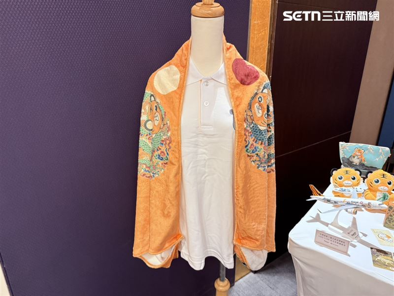 雙方另推出系列聯名商品,包括以〈明孝宗坐像〉龍袍為設計靈感的「朕回京兩用毛毯」據悉價格為890元。(圖/記者李育道攝影)