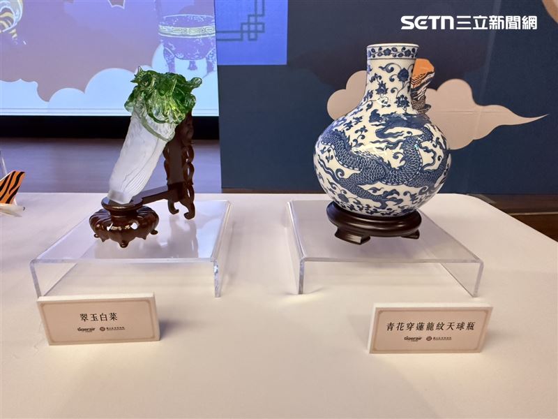 台灣虎航將故宮典藏翠玉白菜、青花穿蓮龍紋天球瓶放在彩繪機上。(圖/記者李育道攝影)
