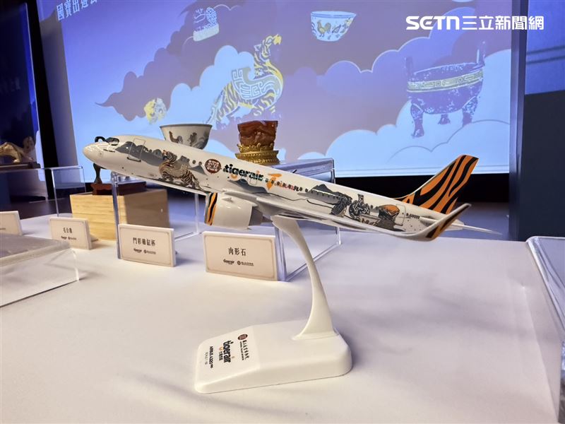 這架聯名彩繪機以「國寶出遊去」為設計主題,機身共有故宮十件熱門典藏。(圖/記者李育道攝影)