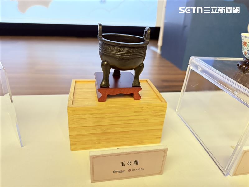 台灣虎航將故宮典藏毛公鼎放在彩繪機上。(圖/記者李育道攝影)
