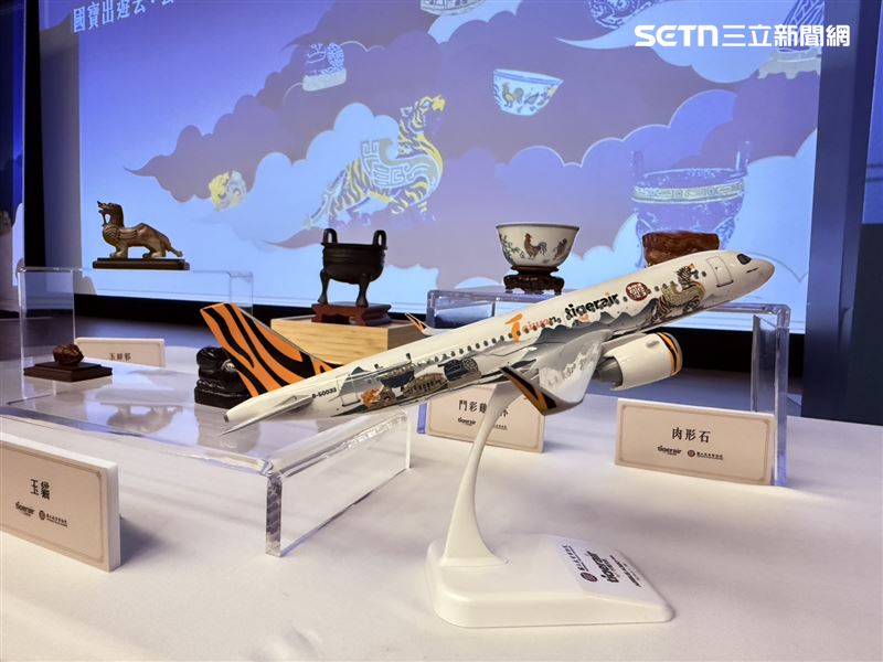 台灣虎航與故宮聯名彩繪機,以及機上週邊商品曝光。(圖/記者李育道攝影)
