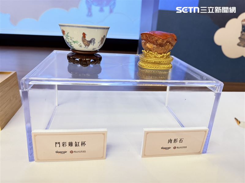 台灣虎航將故宮典藏鬥彩雞缸杯、肉形石放在彩繪機上。(圖/記者李育道攝影)