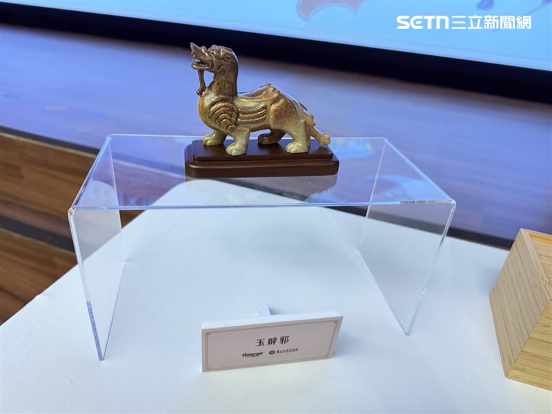 台灣虎航將故宮典藏玉辟邪放在彩繪機上。(圖/記者李育道攝影)
