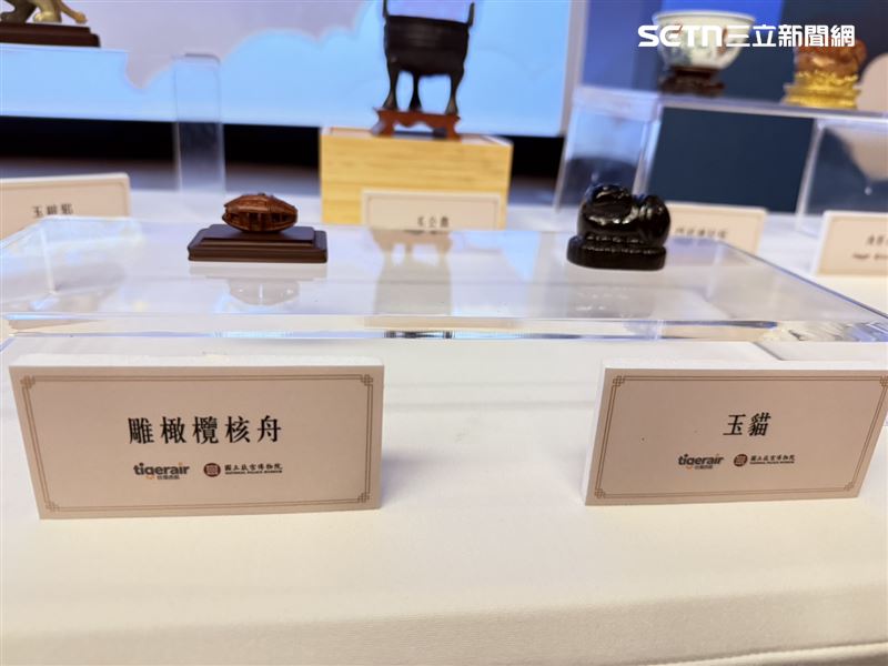 台灣虎航將故宮典藏玉貓、雕橄欖核舟放在彩繪機上。(圖/記者李育道攝影)