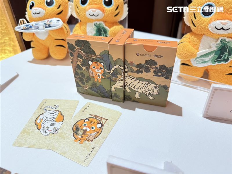 台灣虎航與故宮聯名撲克牌。(圖/記者李育道攝影)